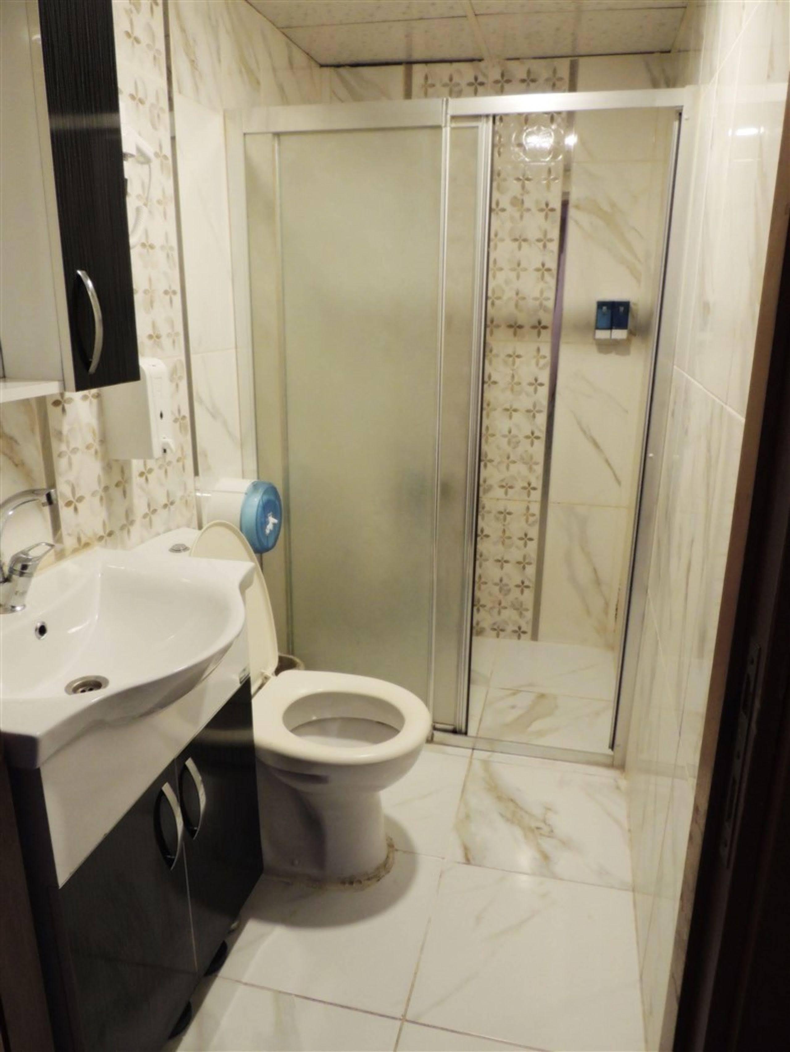 Adana Saray Hotel Buitenkant foto