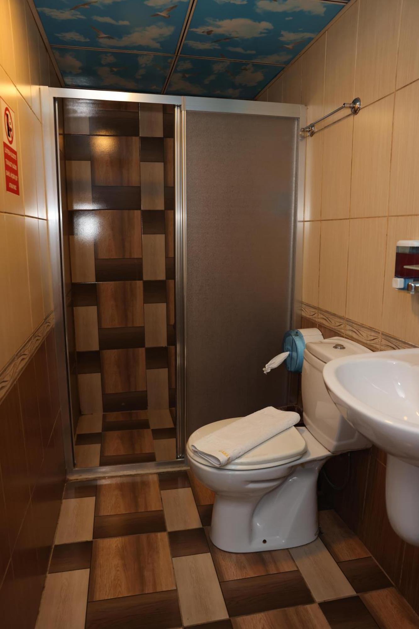 Adana Saray Hotel Buitenkant foto