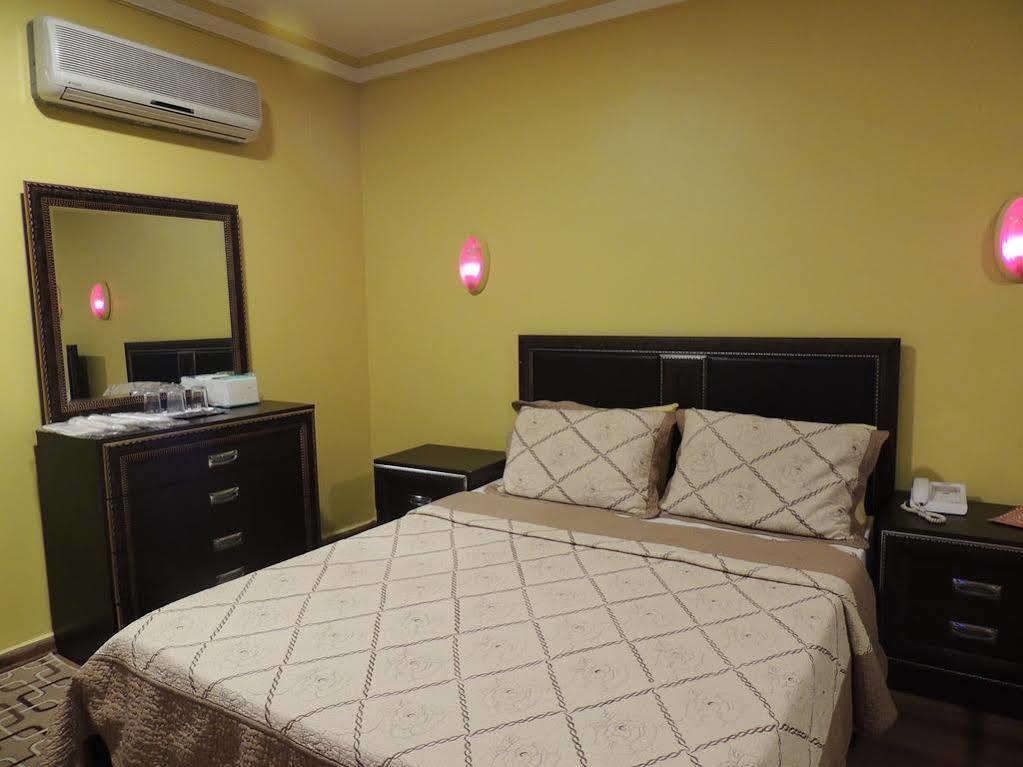 Adana Saray Hotel Buitenkant foto